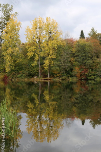 See im Herbst mit Spiegelung