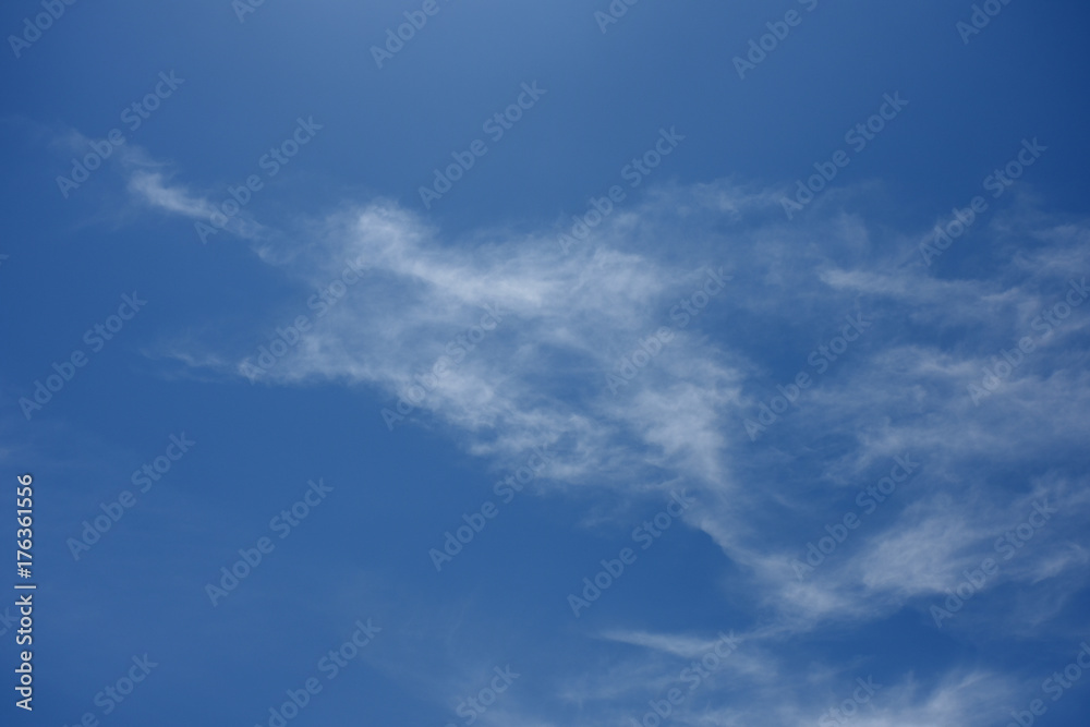 青空と雲「空想・雲のモンスター（現れはじめたモンスター）じわじわと、現れはじめたなどのイメージ