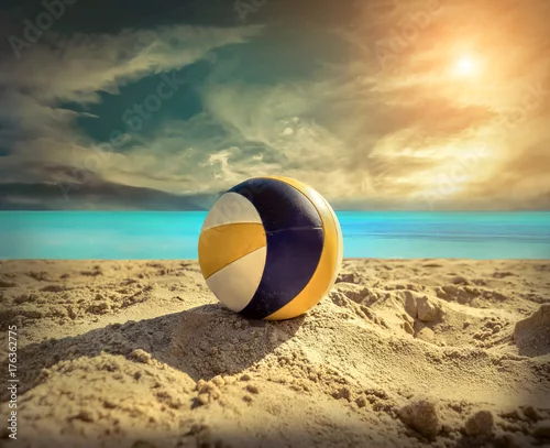 Obraz Siatkówka plażowa. Gemowa piłka pod światłem słonecznym i niebieskim niebem.