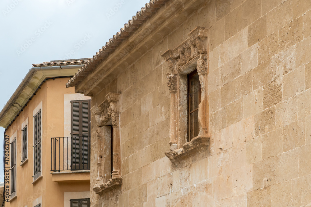 Antiker Fensterrahmen einer Mediterranen Fassade