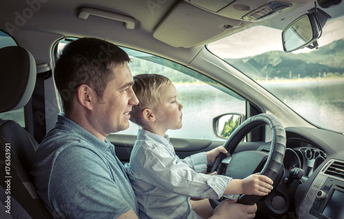 Father and son driving in car © Andrii IURLOV