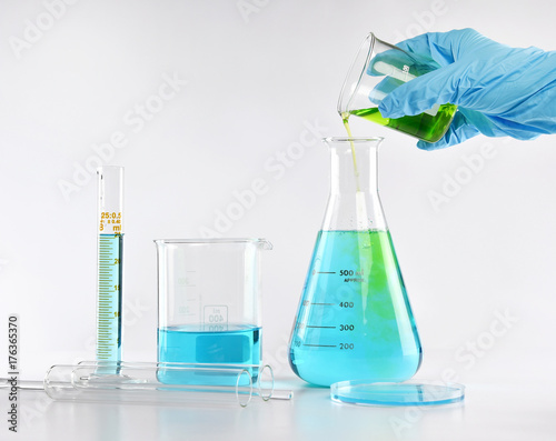 Fotografía Chemist formulating dangerous solution substances, Scientist with equipment and science experiments, Laboratory glassware containing toxic chemical liquid