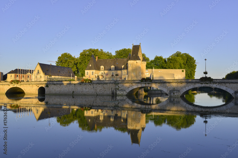 Au pont de la Mairie de La Flèche (72200), département de la Sarthe en région Pays-de-la-Loire, France	
