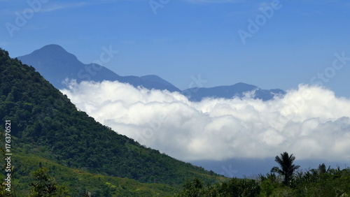 dicke Wolken steigen in tropischen Bergen auf