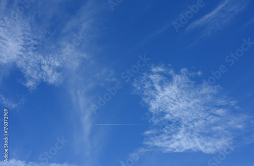 青空と雲と飛行機雲（魔法、絶妙、旅立ちなどのイメージ）