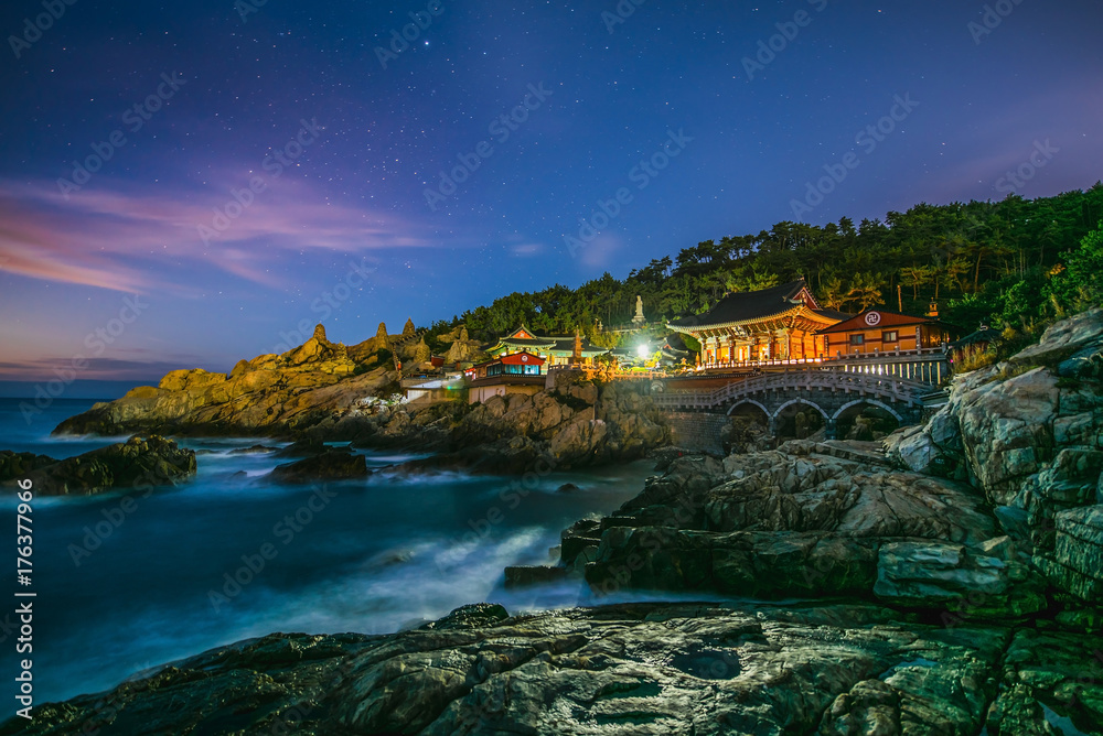 Fototapeta premium Haedong Yonggungsa Temple in Busan, South Korea