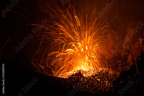 Vulcano Stromboli in eruzione e schizzo di lava photo