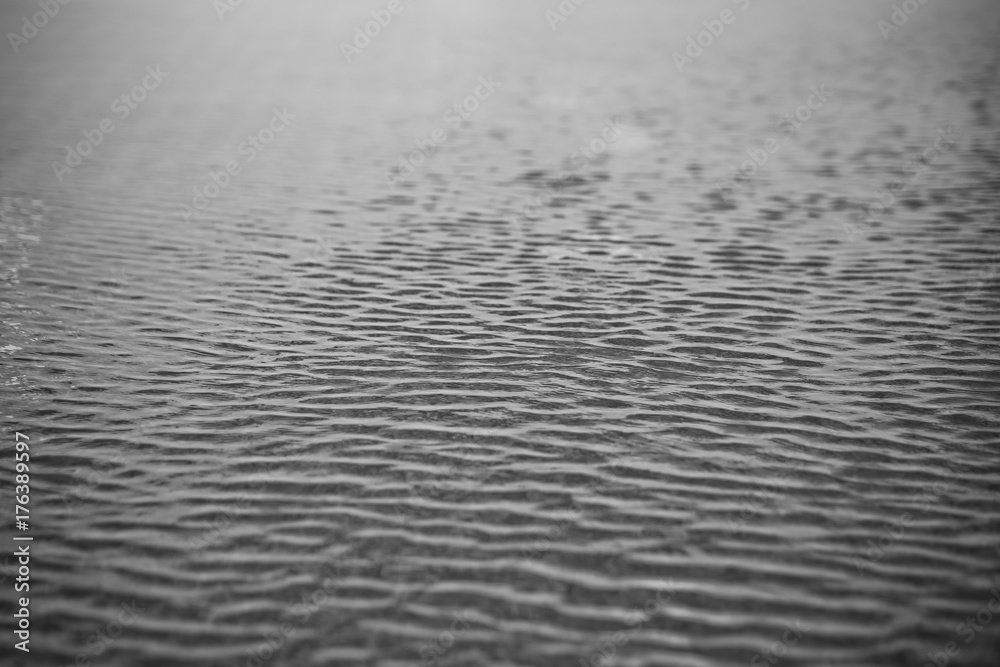 Fototapeta premium ciemna woda / czarne tło