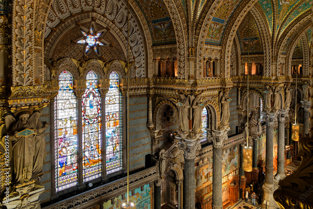 Vitraux et piliers de la Basilique de Fourvière