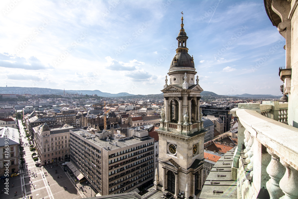 Vue en panorama du haut de la Basilique Saint-Étienne de Pest à Budapest