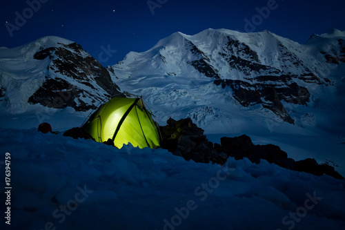 Zelt vor Bergen, camping am Piz Palü ,Bernina bei Nacht in Dunkelheit photo