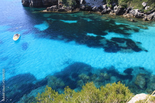 Fototapeta Naklejka Na Ścianę i Meble -  panorama marino acqua pulita azzurro limpido rocce