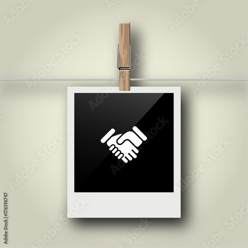 Sofortbild mit Symbol an Wäscheleine - Handschlag