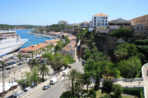 viaggi veduta porto mare edifici palme alberi