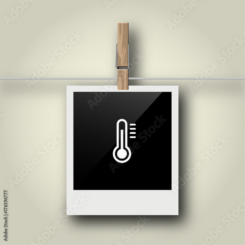 Sofortbild mit Symbol an Wäscheleine - Thermometer - warm