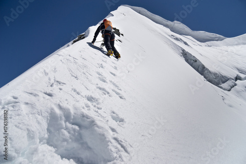 Bergsteiger klettert Firngrat oder Eiswand, Piz Palü via Ostpfeiler, Kuffnerpfeiler, in Bernina © okram86