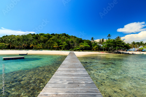 Fototapeta Widok z drewnianego mostku na wyspę tropikalną