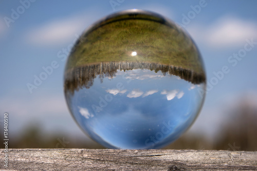 Moorlandschaft in einer Glaskugel