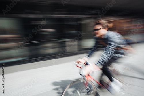 Sportlicher schneller Junger Fahrradfahrer 