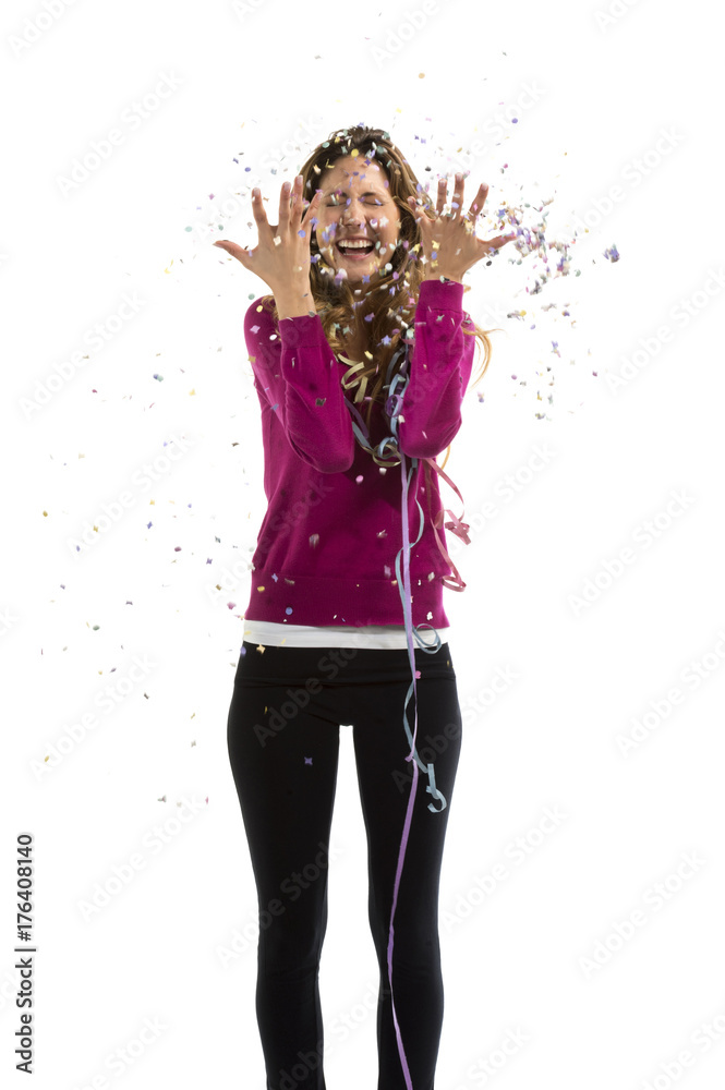 Ragazza allegra con coriandoli