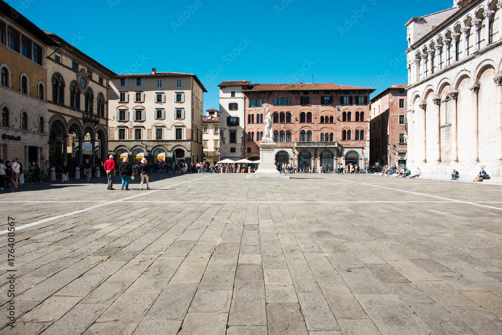 Piazza e palazzo signorile, centro storico, Lucca