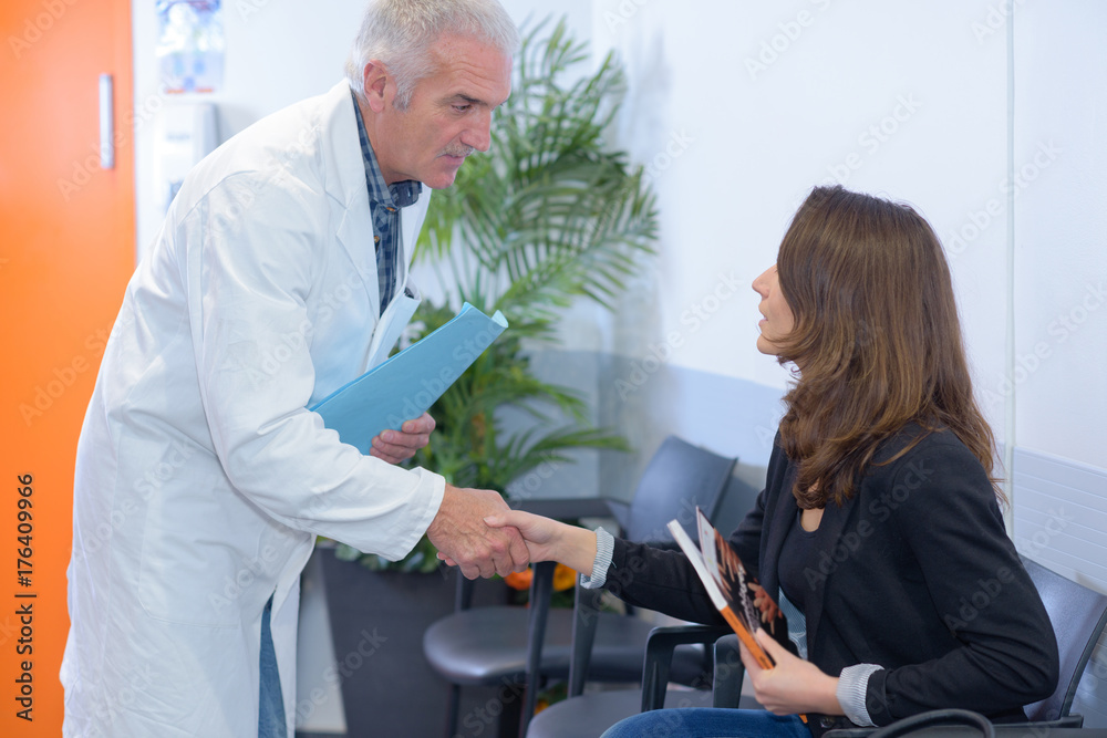 Obraz premium greeting with a patient