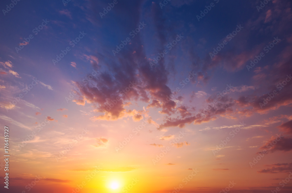 Naklejka premium Beautiful, colorful sunset in the sky on a spring evening.