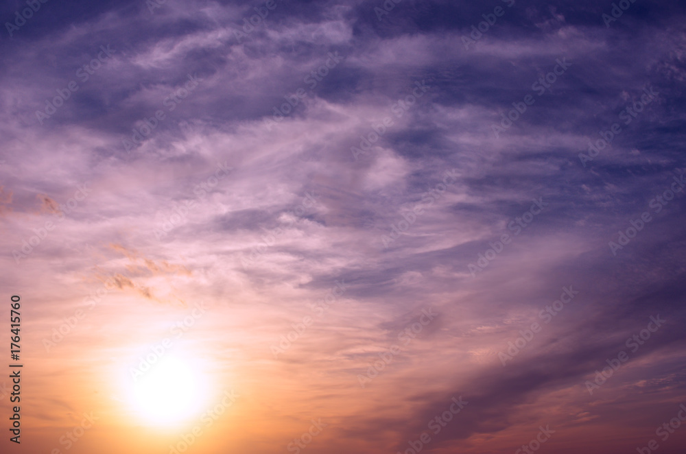 Obraz premium The colors of the sunset painted the clouds in different colors.