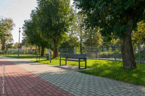 Fototapeta Naklejka Na Ścianę i Meble -  Ławka w parku, Jędrzejów