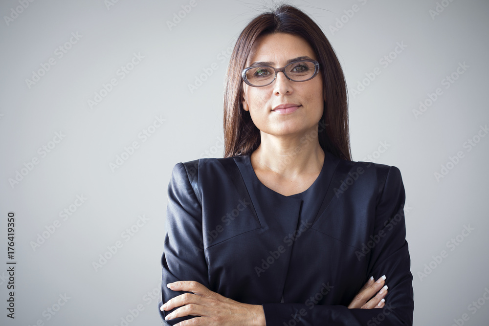 Portrait of businesswoman on grey background - obrazy, fototapety, plakaty 