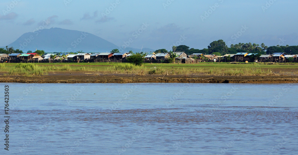 Village sur les rives de l'Irrawaddy