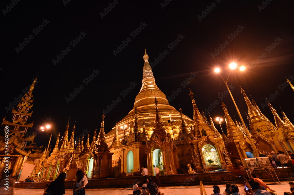 Die goldene Shwedagon Pagode in Yangon, Myanmar bei Nacht