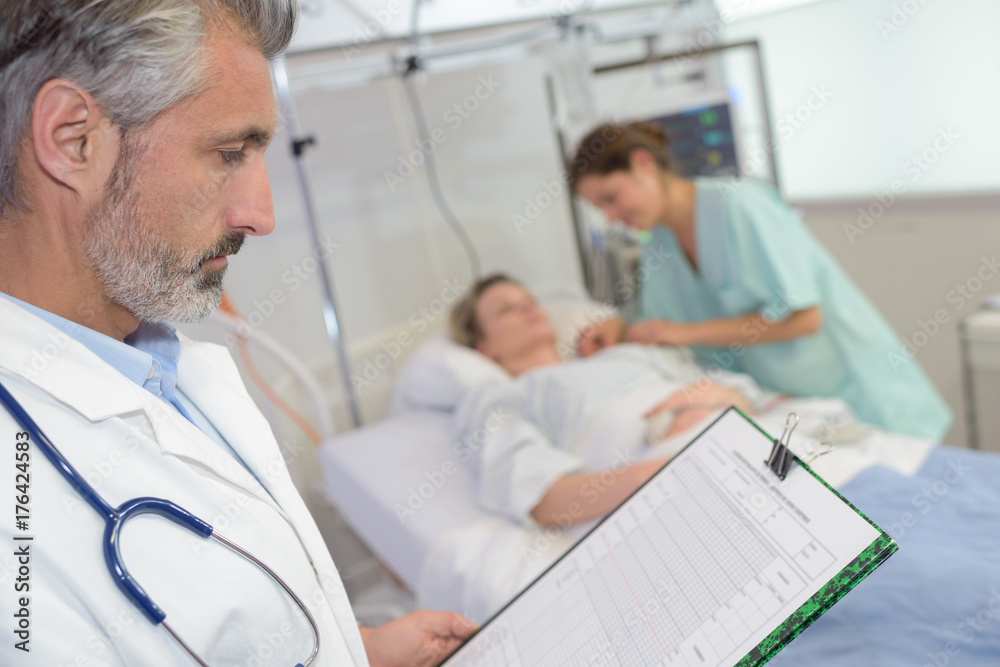 Obraz premium doctor reading the file