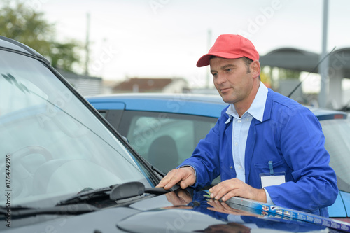 windscreen wiper replacement by professional auto service technician