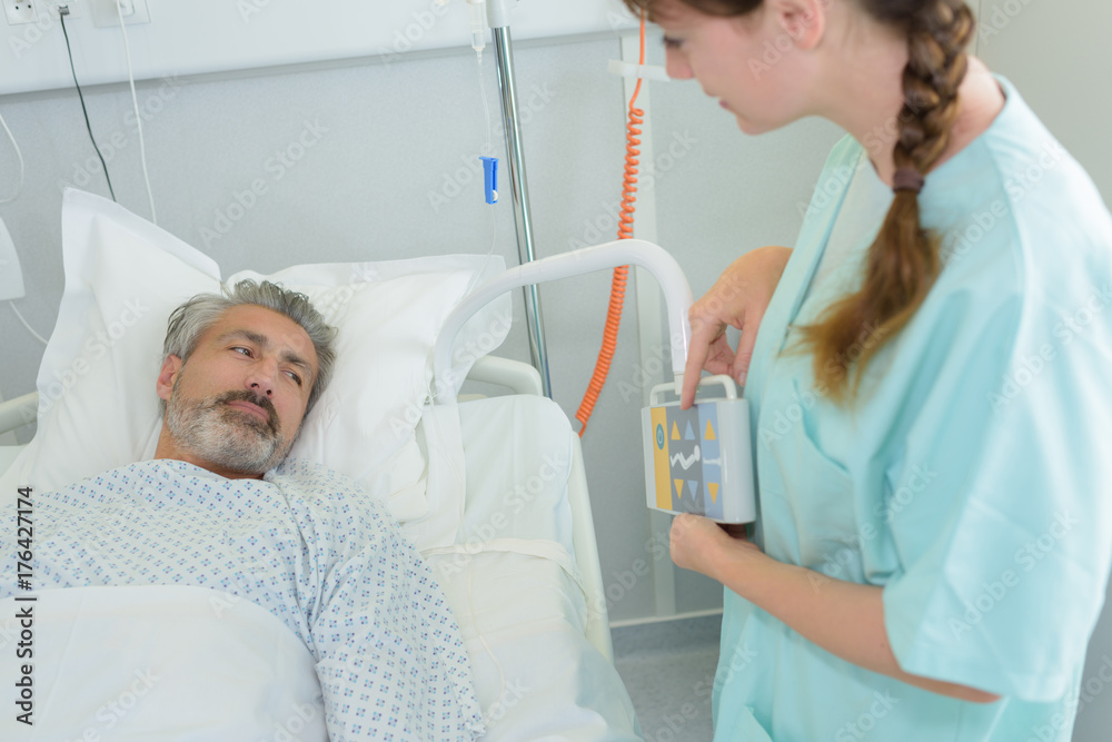 Obraz premium nurse showing control to patient in ward at hospital
