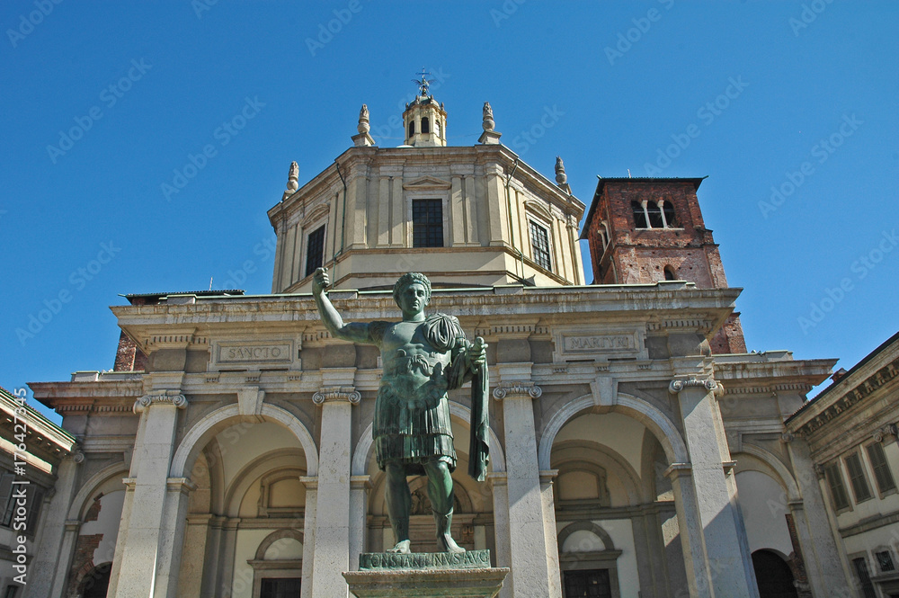 Obraz premium Milano, la statua di Costantino e la Basilica di San Lorenzo Maggiore