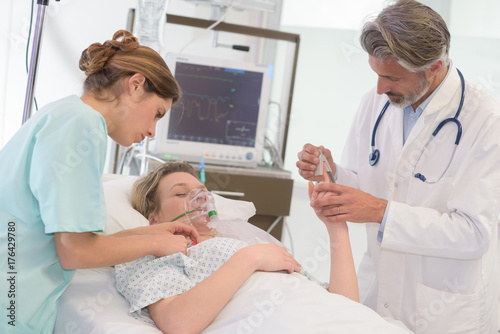 Εκτύπωση καμβά young female patient with oxygen mask