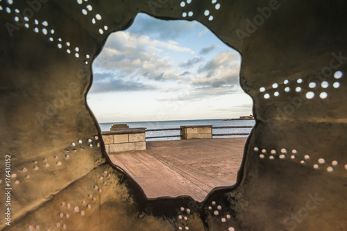 Paesaggio marino irlandese visto attraverso una scultura photo