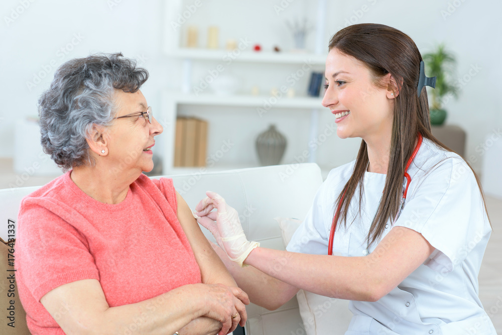 Obraz premium Old lady having an injection