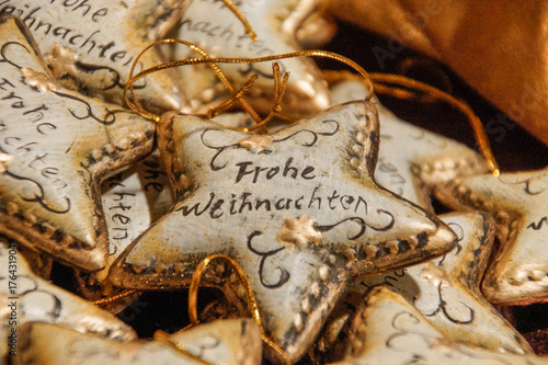 Obraz na płótnie Weihnachtsanhänger aus Ton mit Aufschrift w salonie