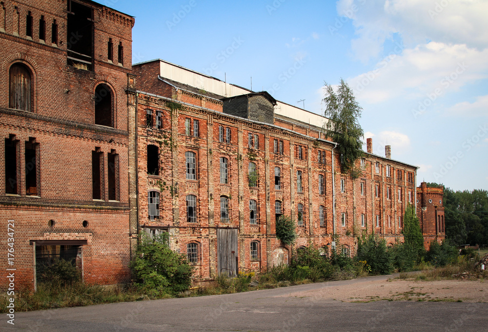 Alte verkommende Tabakfabrik in Glauzig