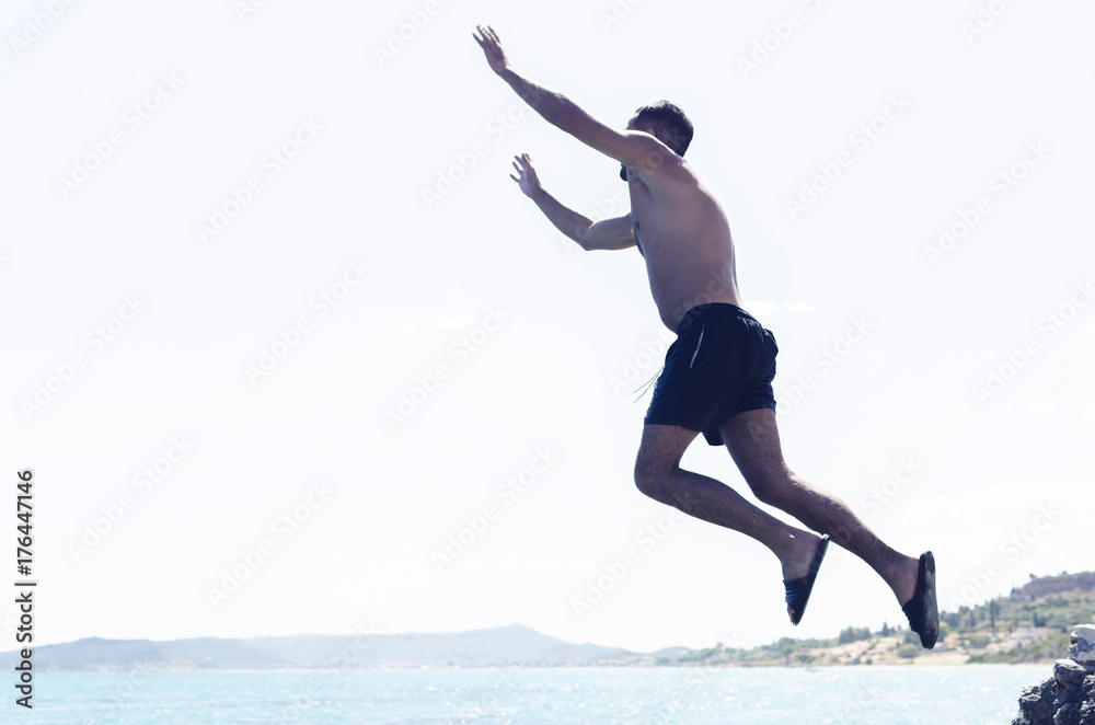 Obraz premium Man jumping in sea