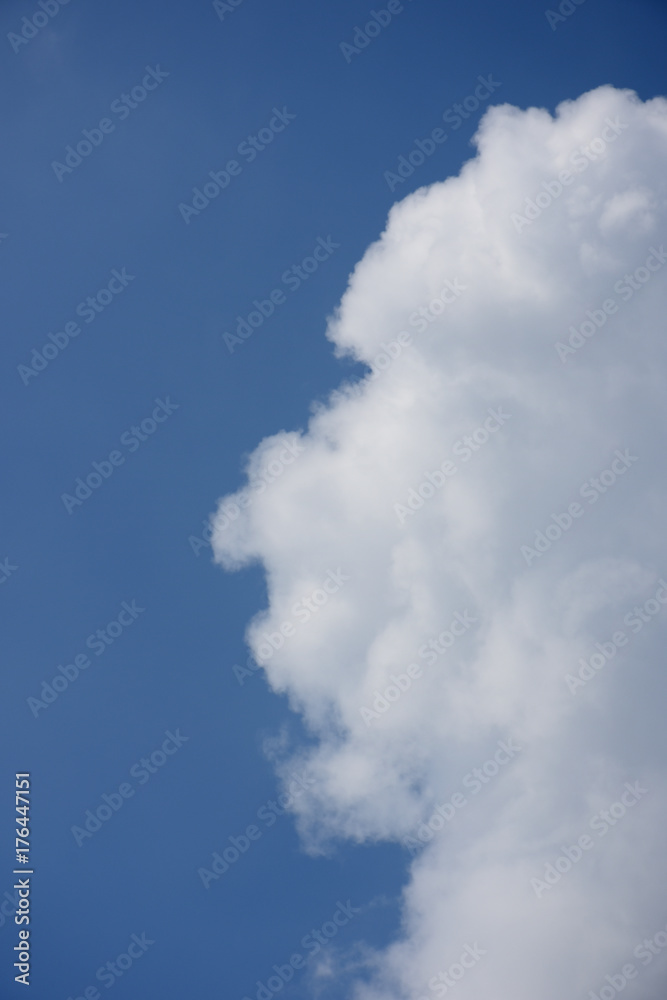 青空と雲「空想・雲のモンスター」視線を向ける、視認するなどのイメージ