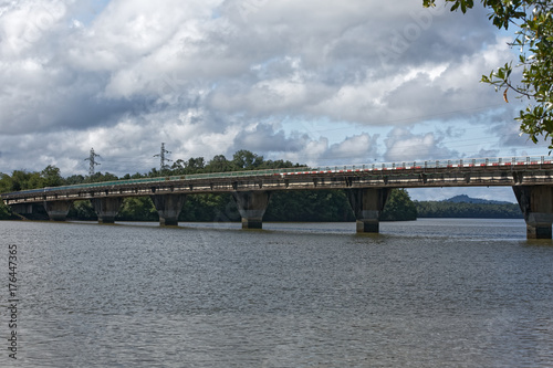 Pour rejoindre la ville spatiale, le pont de la rivière Kourou en Guyane française