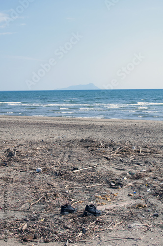 degrado e abbandono su una spiaggia in provincia di latina, Italia