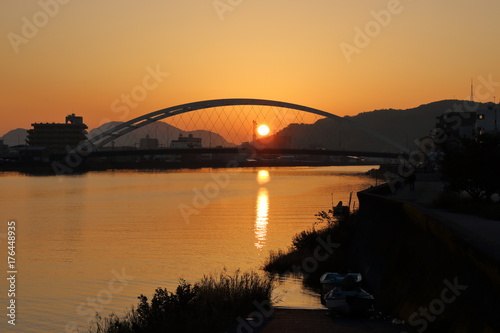 鏡川大橋と朝日（高知市） © mitumal 