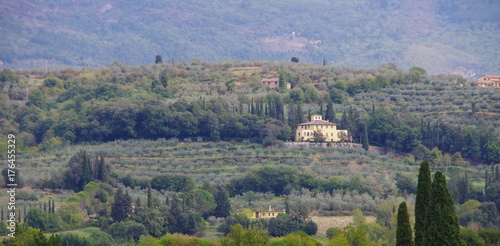 Obraz na płótnie Tuscany countryside hosts ancient villas. w salonie