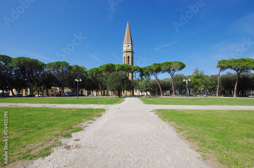 Obraz na płótnie The bell tower of the church of Arezzo, Tuscany, above a public park. w salonie