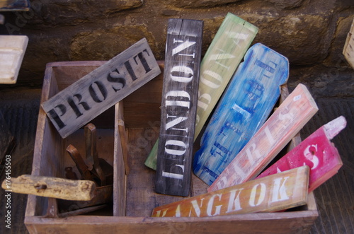 Obraz na płótnie Vintage wooden colorful signs with name of cities w salonie