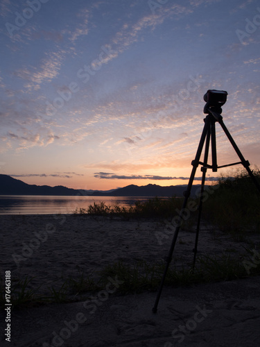 夕日を撮影している カメラ 三脚 機材